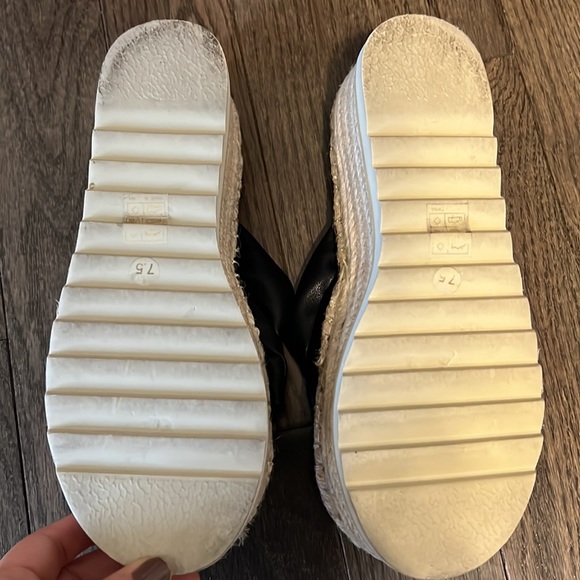 Strapped platform sandal - Picture 3 of 3